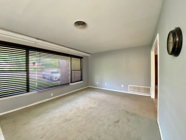 Foto del edificio - 6710 Moss Oak Dr