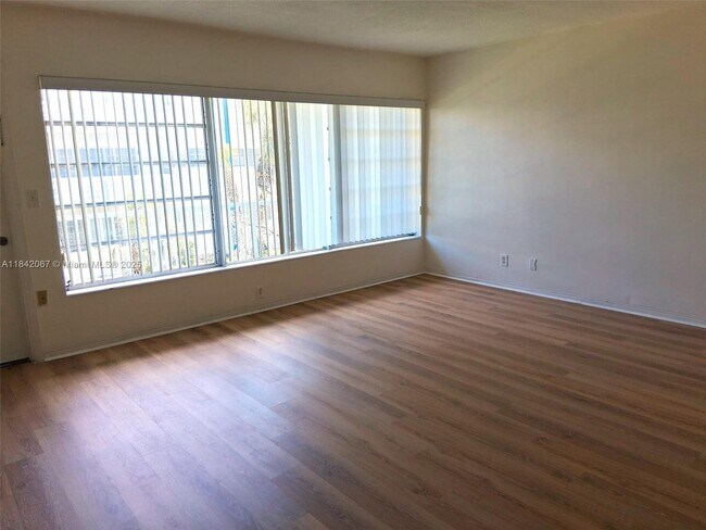 Foto del edificio - 16801 NE 14th Ave