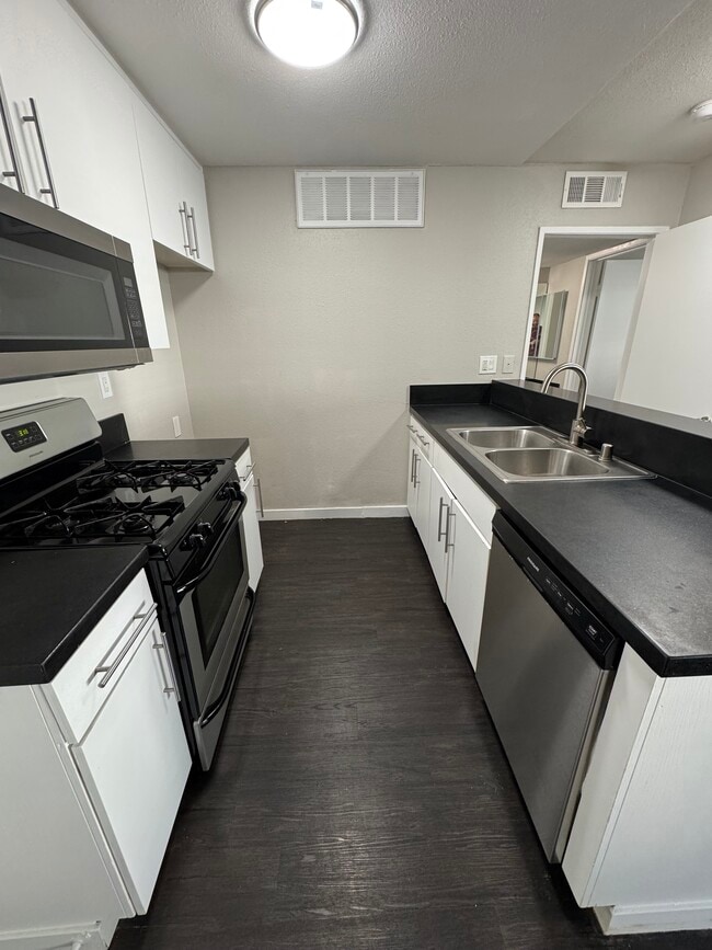 Building Photo - 1400 Edgemont