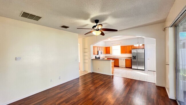 Building Photo - Charming, SPACIOUS 5 Bedroom, 3 Bathroom H...