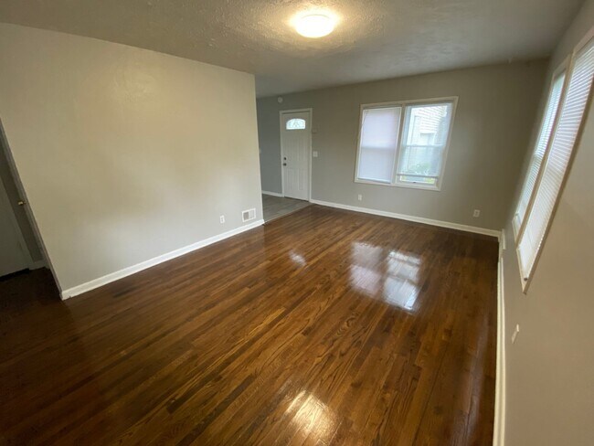 Building Photo - Updated 3br House