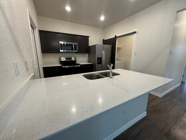 Foto del edificio - 5205 Rose Gdn Lp