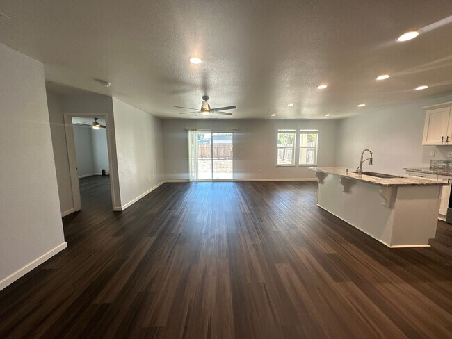 Foto del edificio - 374 W Main St