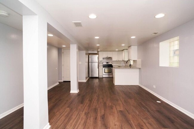 Building Photo - 2 bedroom in Chicago IL 60641