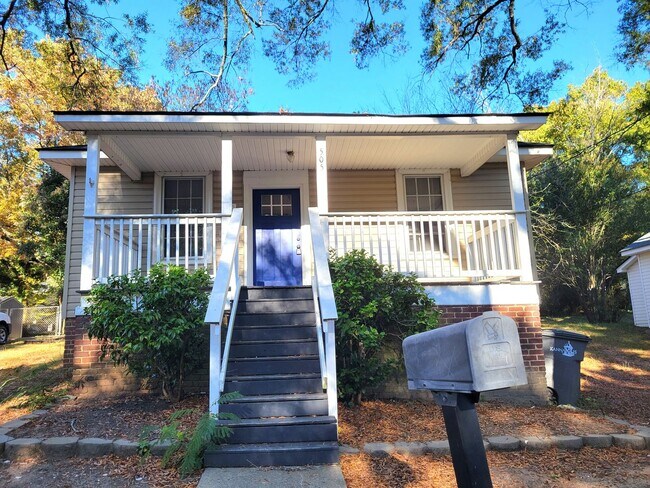Foto del edificio - Bungalow in Kannapolis with Rocking Chair Front Porch