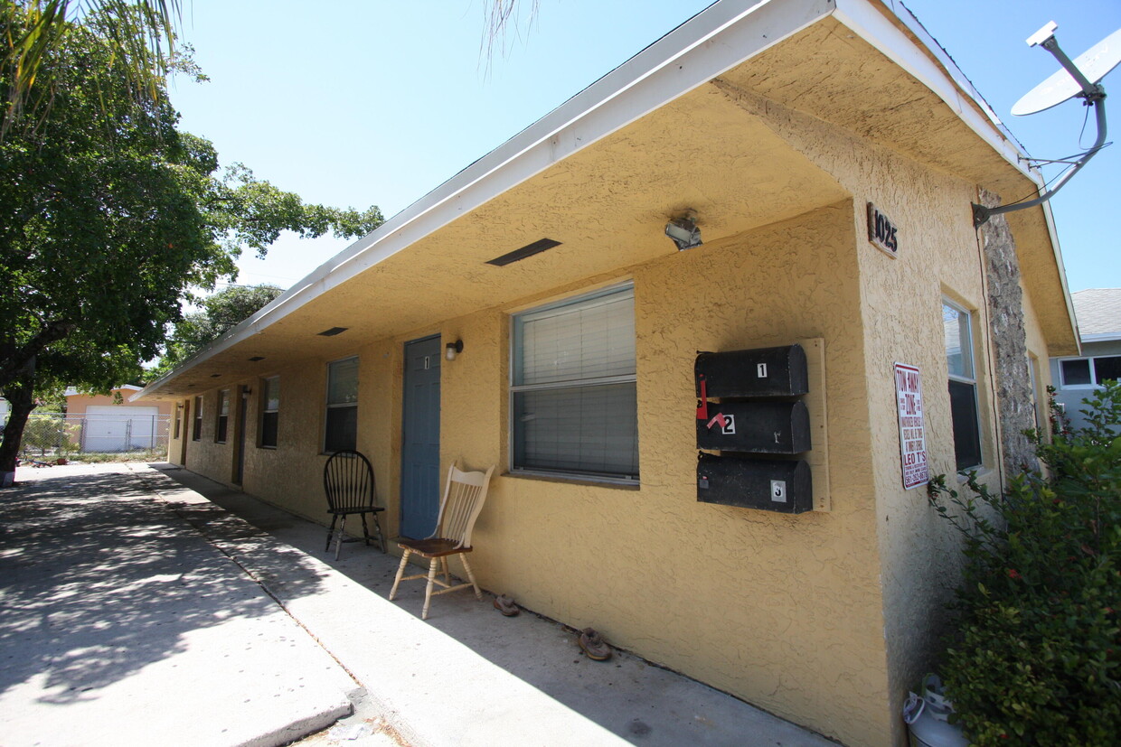 Primary Photo - 1025 S F St