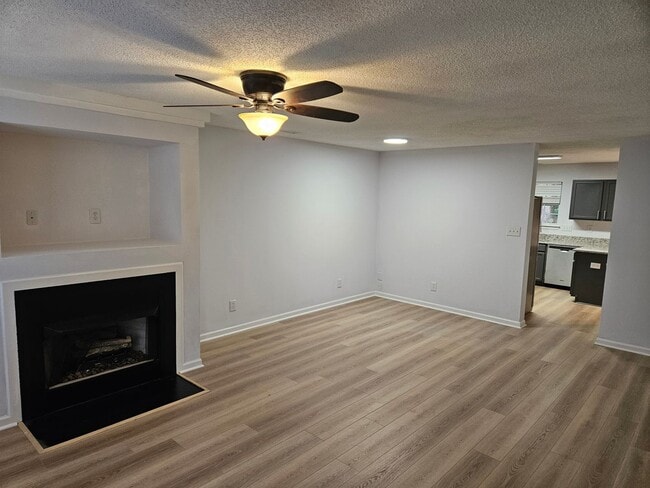 Building Photo - Stylish End Unit 3br 2.5ba TH in Cary! Available Now!
