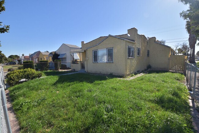 Building Photo - 554 W 103rd St