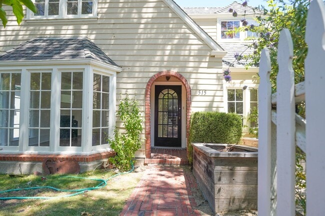 Building Photo - Stunning 4 Bedroom Home In Sought After Pi...