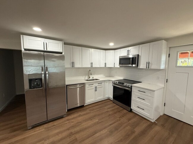 Building Photo - 946 Edwards Blvd