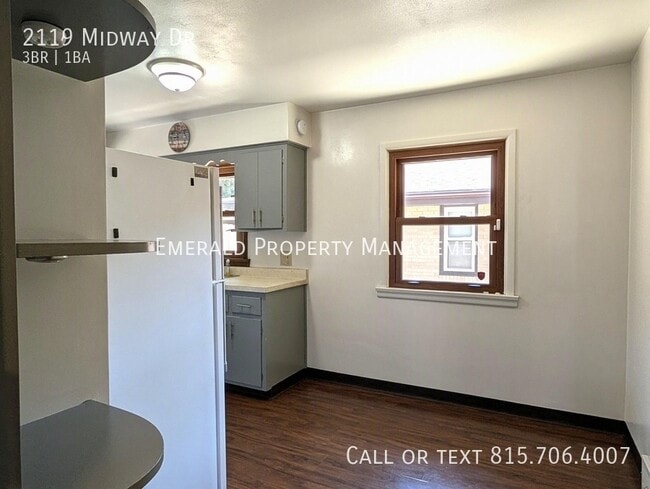 Foto del edificio - 2119 Midway Dr