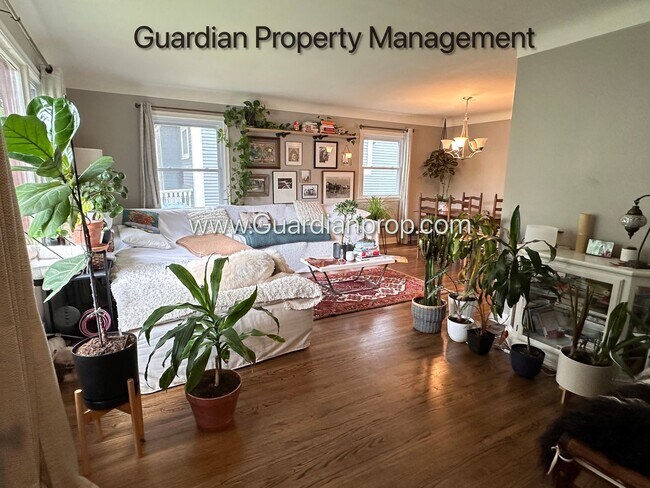 Foto del edificio - Linden Hills Upper Level Duplex, Fenced Yard, 1 Car Garage, Dishwasher, Storage, Laundry