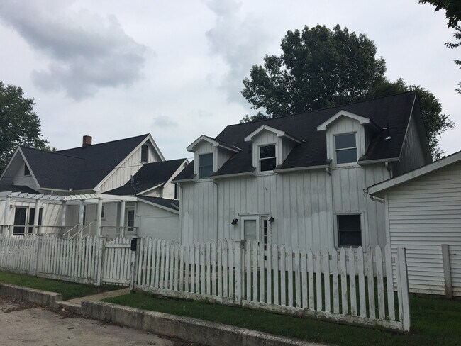 Building Photo - 211 S Marion St