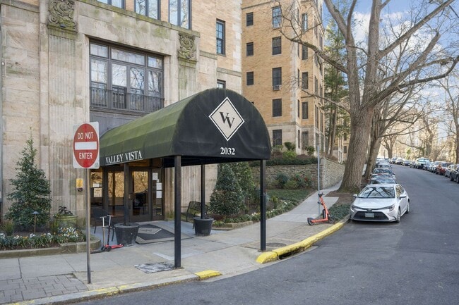 Building Photo - Beautiful, Lighted Filled Studio in Kalorama Heights!