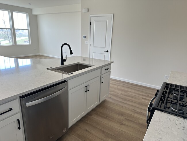 Building Photo - 5951 Hawkweed Dr