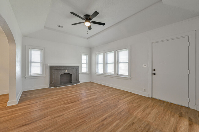 Building Photo - 2209 N Bath Ave