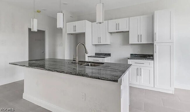 Foto del edificio - 408 Chiquita Blvd N