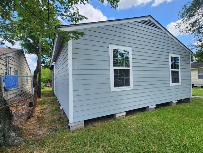 Building Photo - 13733 Duncum St