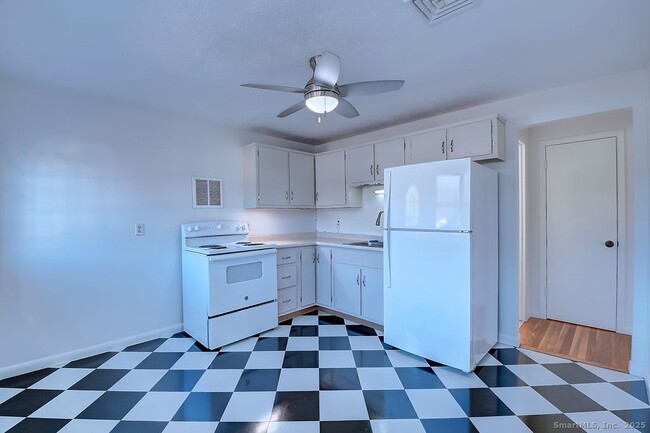 Building Photo - 139 Phyllis Dr