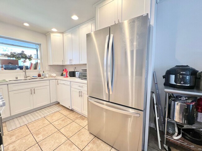 Building Photo - Quiet Long Beach 3BD/2BA Home w/ Pool, Laundry Hookups, & Garage