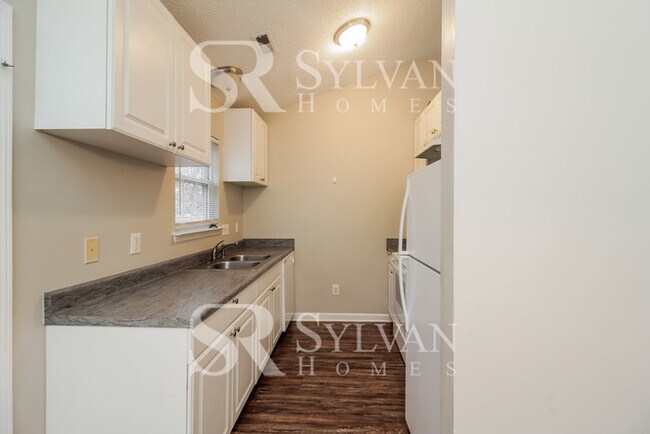 Foto del edificio - Lease today! No extra charge for contentme...