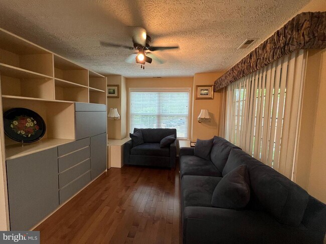 Building Photo - 4 Fourwood Ct