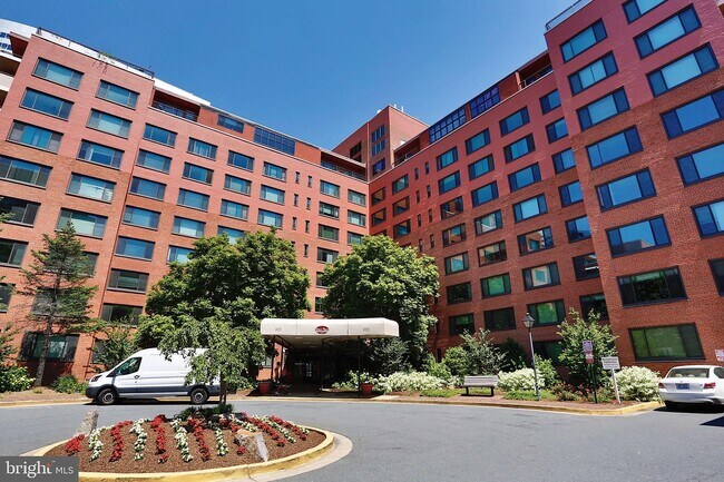 Foto del edificio - 1021 Arlington Blvd