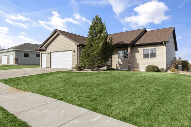Foto del edificio - Spacious 3-Car Garage, and Pet-Friendly Home