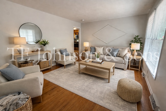 Foto del edificio - 3BR Home with Stainless Steel Appliances, Hardwood Floors & Carport