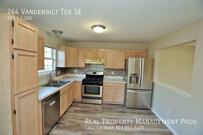Building Photo - Beautifully Updated 3 Bedroom Townhouse in...