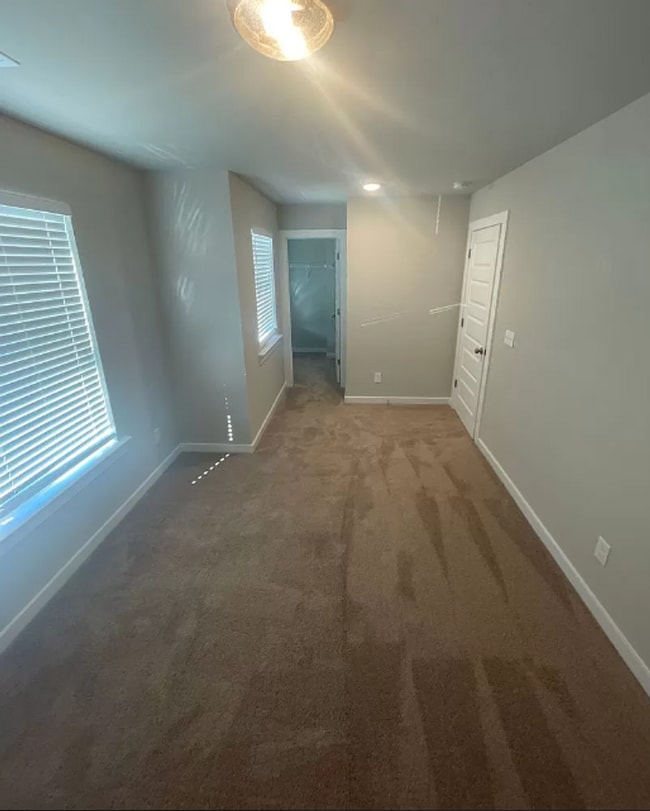 Building Photo - 3 Bedroom/2.5 Bathroom Home Located in The...