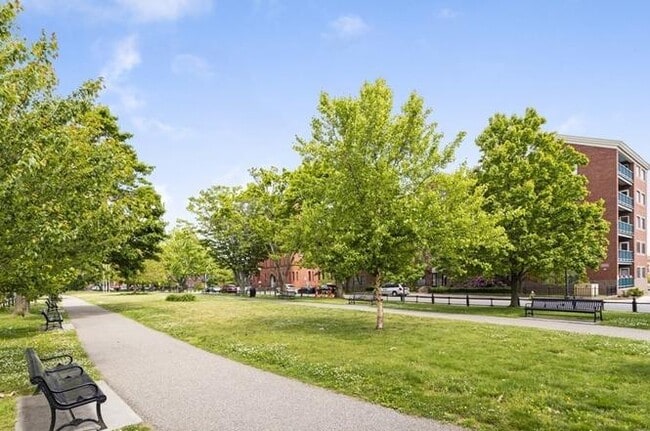 Building Photo - Common