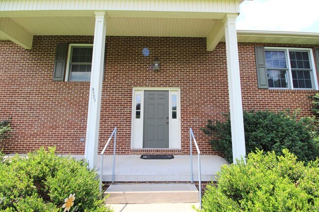 Building Photo - Charming Split-Level Home in Peaceful Coun...