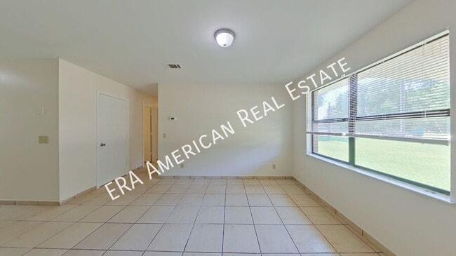 Building Photo - 162 Twin Trees Dr