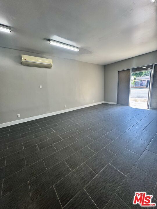 Foto del edificio - 2911 W Florence Ave