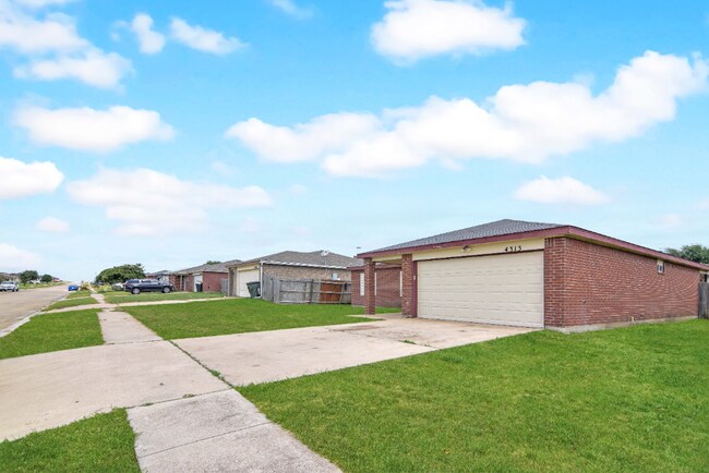 Building Photo - 4313 Janelle Dr