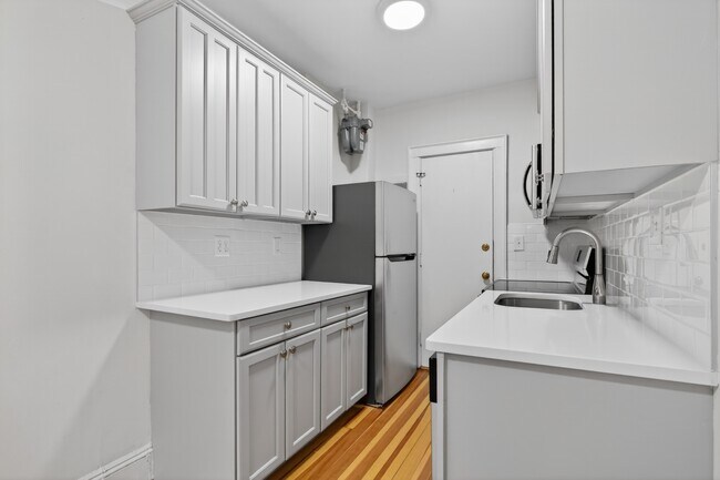 Building Photo - 137 Englewood Ave