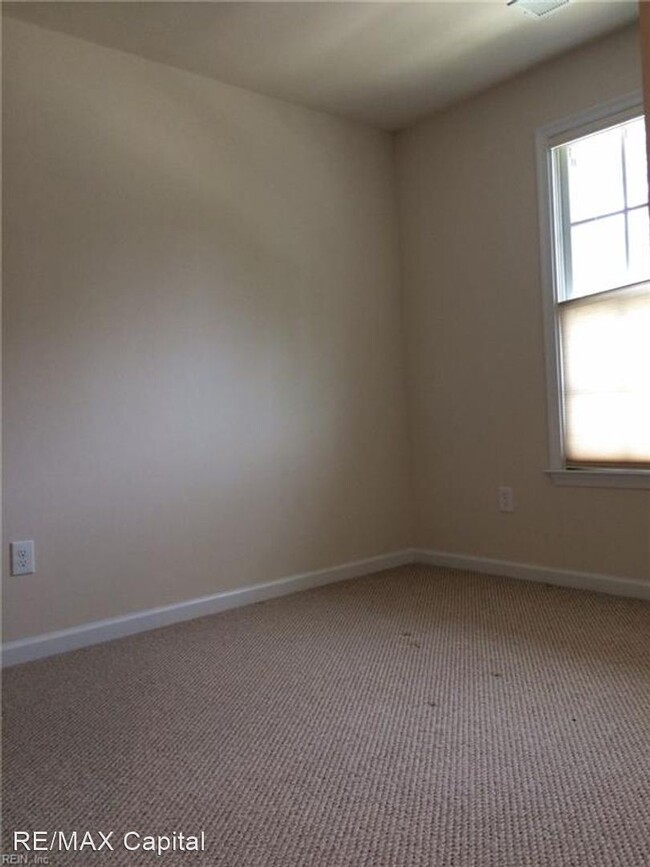 Building Photo - 4 br, 3.5 bath House - PARKWAY COURT, 144
