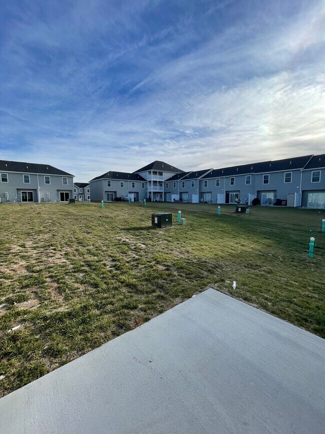 Building Photo - Like New Townhouse for Rent
