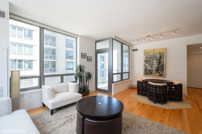 Foto del edificio - 600 N Lake Shore Dr