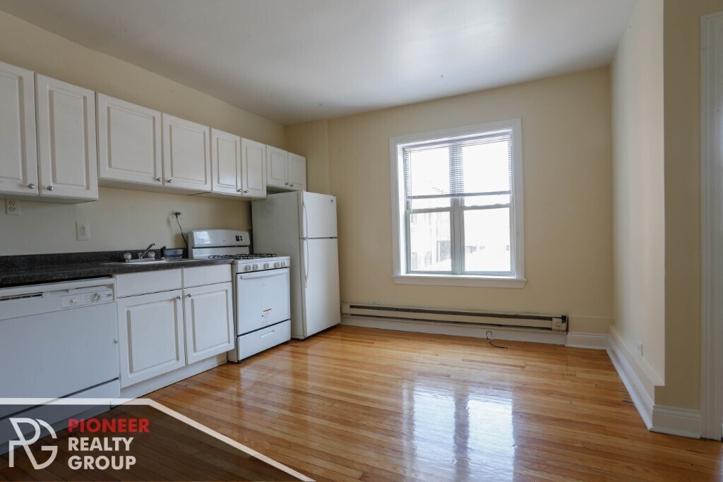 Primary Photo - Renovated studio in Lincoln Park