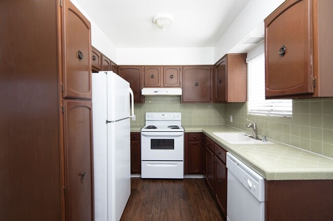 Building Photo - 2 WEEKS FREE!!! Charming 2BR w/ Parking in Pacific Beach