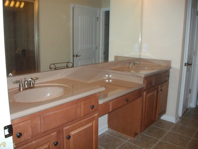 Building Photo - 3301 Lindenridge Drive