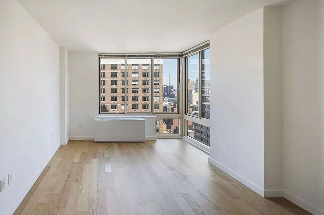 Building Photo - 260 W 54th St