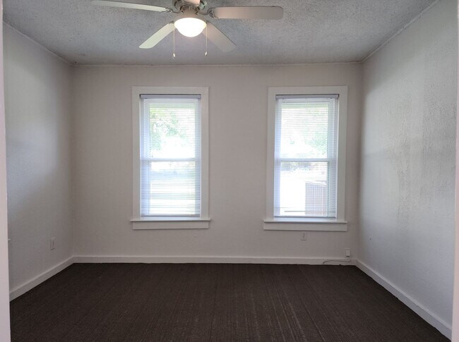 Building Photo - Single-story 1-BR Home; Great Outdoor Spac...