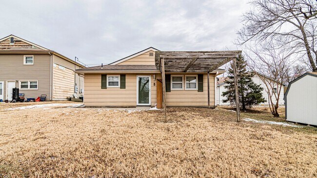 Building Photo - Newly Updated Duplex