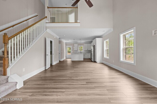 Building Photo - 165 Lark Dr