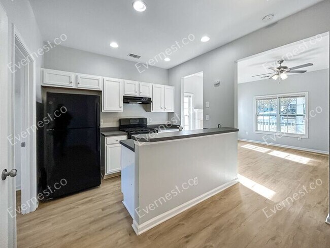 Building Photo - 687 S Evelyn Pl NW