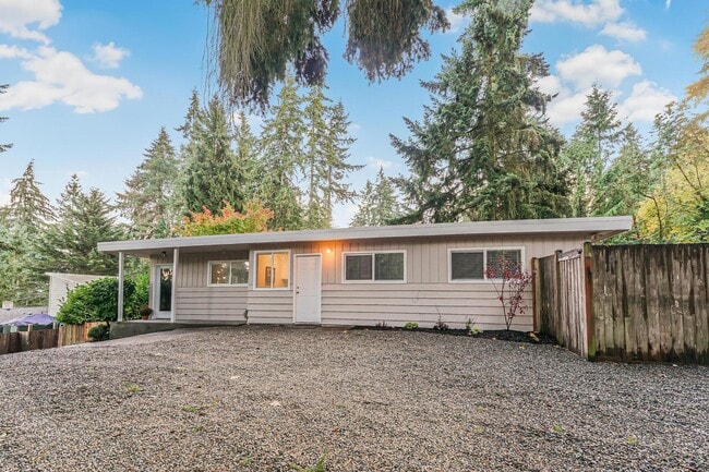 Foto del edificio - Fully Renovated & Very | Huge Yard | New HVAC | Lease w/ Option to Buy