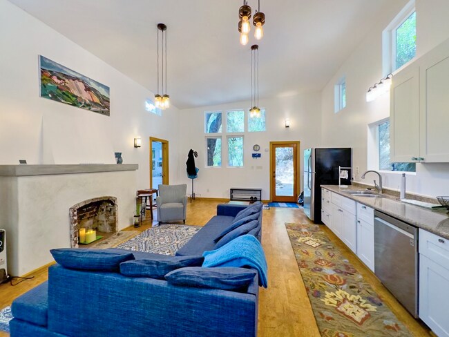 Foto del edificio - 635 N Topanga Canyon Blvd